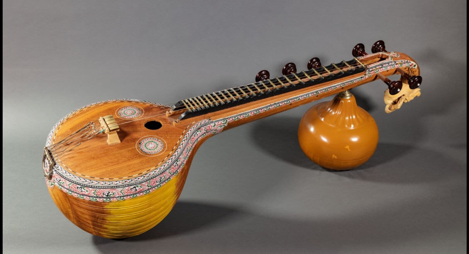 A Saraswati veena resting before a performance