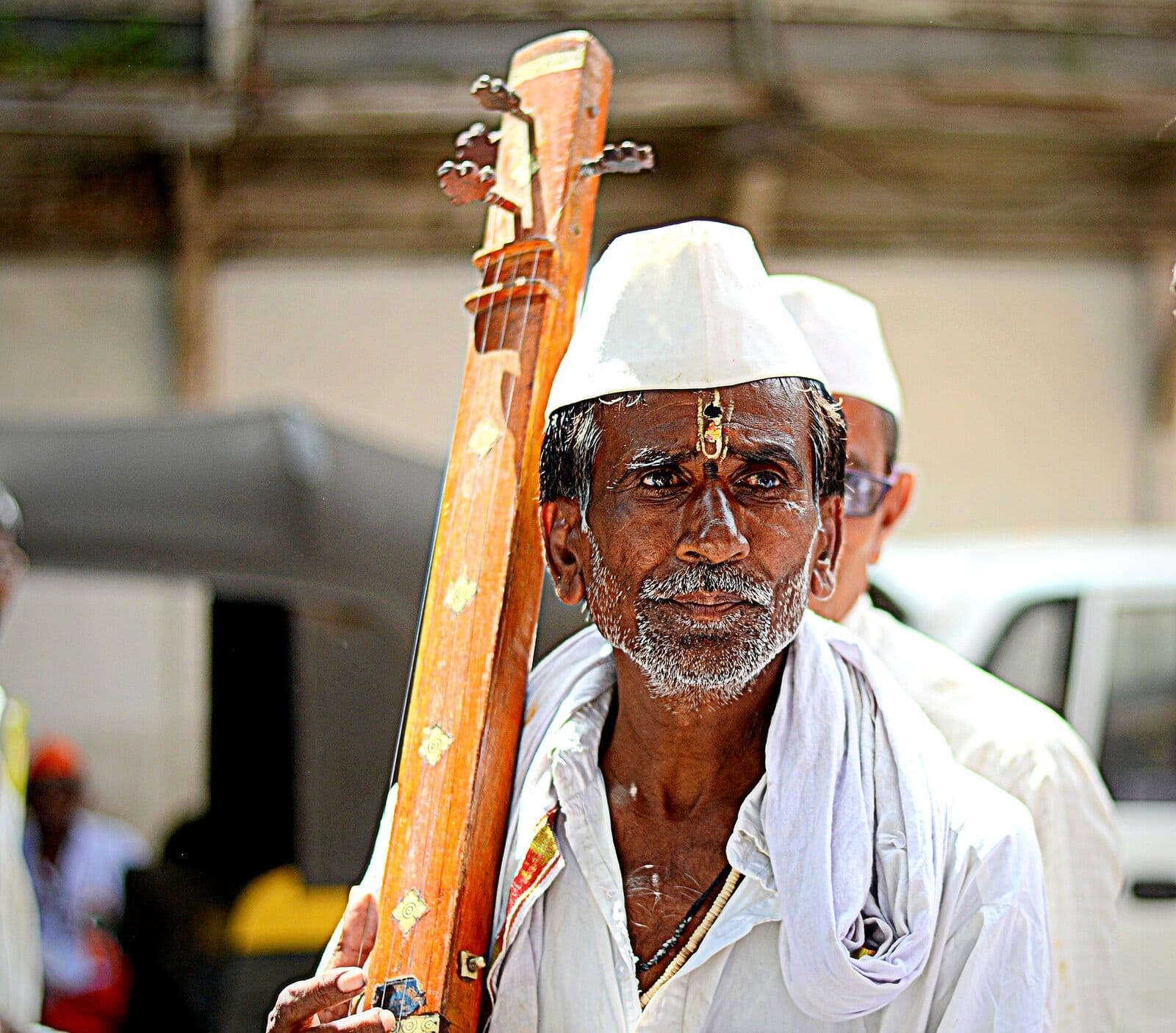 A Warkari pilgrim with his veena on the road to Pandharpur